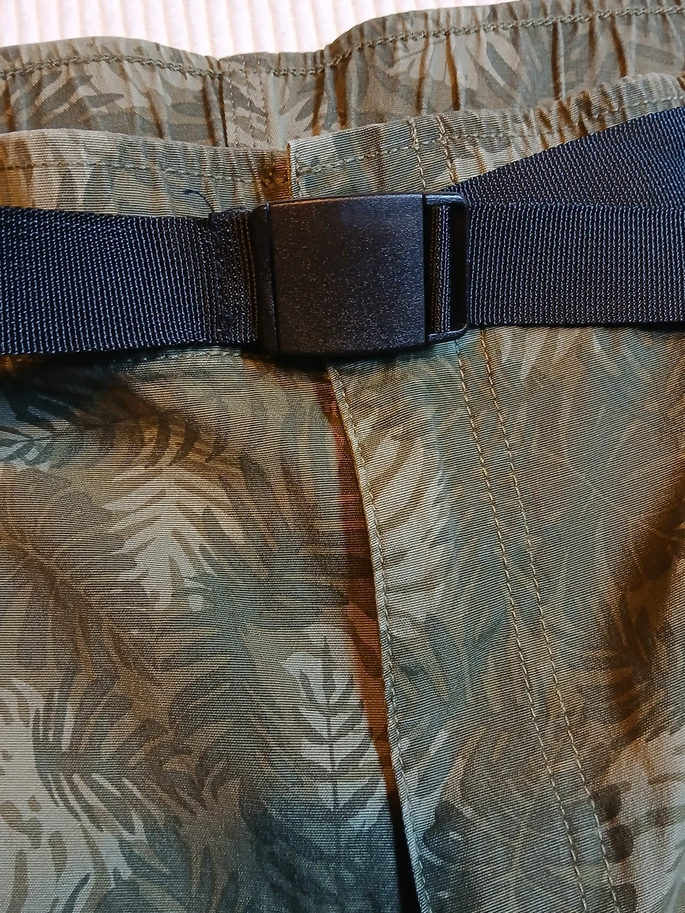 Duluth Trading Co Shorts Mens 2XL Green Palm Leaf Print Belted Standard Fit